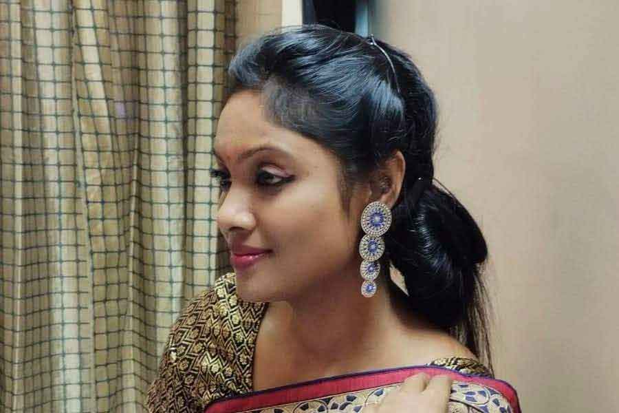 রোমাকে ফাঁসিদেওয়া-২ ব্লকের ৯ নম্বর শিলিগুড়ি মহকুমা পরিষদের প্রার্থী করেছিল তৃণমূল। বামেদের এক সময়কার দুর্গ ভেঙে বিপুল ভোটের ব্যবধানে শিলিগুড়ি মহকুমা পরিষদ দখল করে ঘাসফুল শিবির। আর মহকুমা পরিষদের সহকারী সভাধিপতি হন রোমা। সেই রোমা কেন নীলবাতিওয়ালা গাড়ি চড়ে ঘুরে বেড়াচ্ছেন, তাই নিয়ে শুরু হয়েছে বিতর্ক।