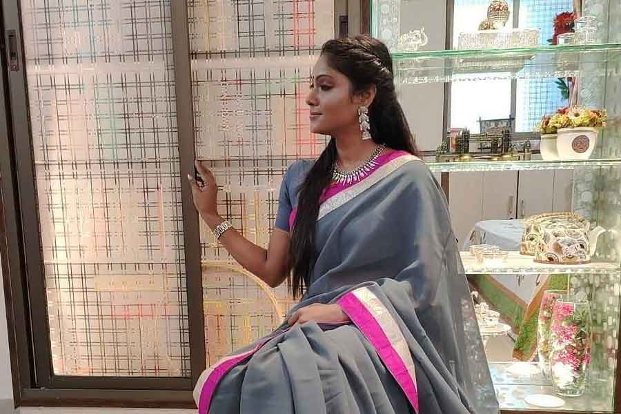 শিলিগুড়ি মহকুমা পরিষদের অন্তর্গত ফাঁসিদেওয়া ব্লকের খারুভাঙা এলাকায় বাড়ি রোমার। বাবা আধা সামরিক বাহিনীতে ছিলেন। রোমার পরিবারের মধ্যে মা এবং ভাই-বোন থাকেন ইসলামপুরে। অভিনেত্রী তথা সমাজসেবী রোমা আদিবাসীদের শিক্ষা প্রসারে গুরুত্বপূর্ণ ভূমিকা নিয়েছেন। আদিবাসী ছেলে-মেয়েদের পড়াশোনা করানো থেকে তাঁর সম্প্রদায়ের মধ্যে কুসংস্কার রোধ করা নিয়ে রোমা কাজ করছেন।