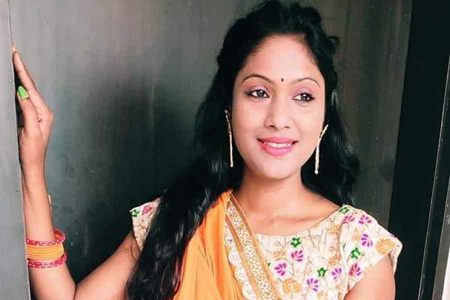 ঘনিষ্ঠরা বলেন, নিজের হাতে ভাগ্য তৈরি করতে চান এই মেয়ে। অনেক ওঠাপড়া আছে জীবনে। তবে নিজের আত্মবিশ্বাসটুকু তাঁর সম্প্রদায়ের নবীনদের মধ্যে সঞ্চার করতে চান রোমা। ২০০৭ সালে শিলিগুড়ির জ্যোৎস্নাময়ী বালিকা বিদ্যালয়ে থেকে পড়াশোনা শেষ করে রেশমি ভর্তি হয়েছিলেন শিলিগুড়ি কলেজে। ছোট থেকেই নাচে আগ্রহ রোমার। ২০১৫ সালে তিনি বারাণসীতে যান স্নাতকোত্তর স্তরে ভরতনাট্যম নিয়ে পড়াশোনা করতে।