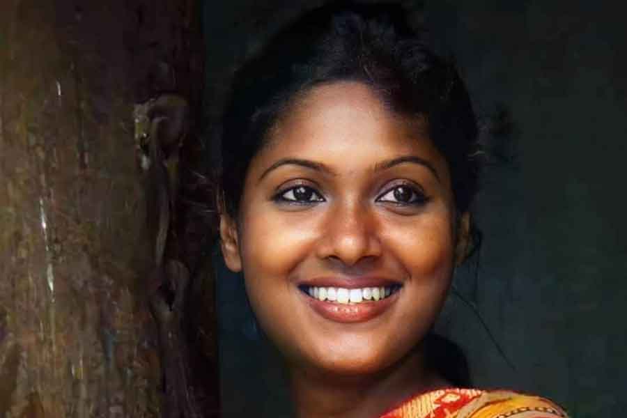 পড়াশোনা শেষ করে সিনেমার জগতে হাতেখড়ি হয় রোমার। চলচ্চিত্র নিয়েও কলকাতার একটি প্রতিষ্ঠানে পড়াশোনা করেন। সেখান থেকে বেশ কয়েকটি ছবিতে কাজ পান। আঞ্চলিক ভাষায় ‘মোর স্বপ্ন’ এবং ‘টেম্পার’ নামে দু’টি ছবিতে অভিনয় করেন এই তৃণমূল নেত্রী। এ ছাড়া টলিউডেও কাজ করেছেন। ‘তোমায় আমায় মিলে’ এবং ‘কিরীটী রায়’ নামেও দু’টি ছবিতে দেখা গেয়েছে রোমাকে।