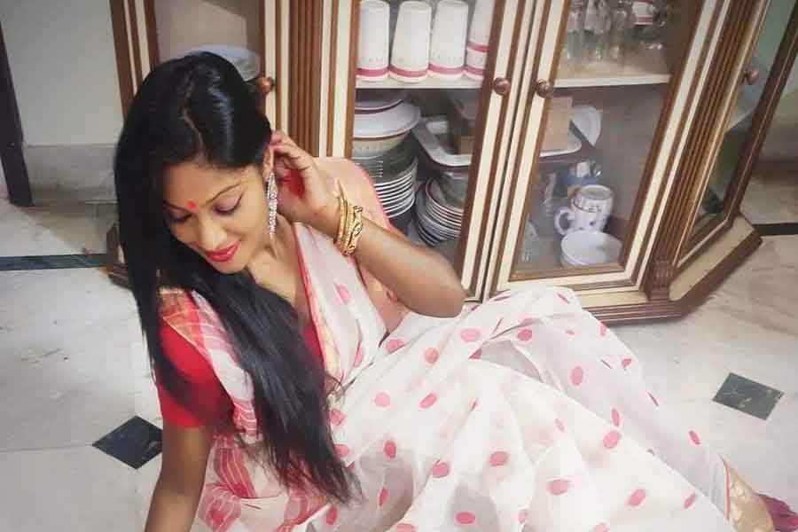 ভোটের ময়দানে নবাগতা হলেও, রাজনীতিতে একেবারেই নতুন নন রোমা। ২০২০ সালে সক্রিয় ভাবে রাজনীতির আঙিনায় পা দেন। সে বছরই যোগ দেন তৃণমূলে। ফাঁসিদেওয়া ব্লকের মহিলা তৃণমূল কংগ্রেসের সম্পাদকের দায়িত্ব পান এই অভিনেত্রী।