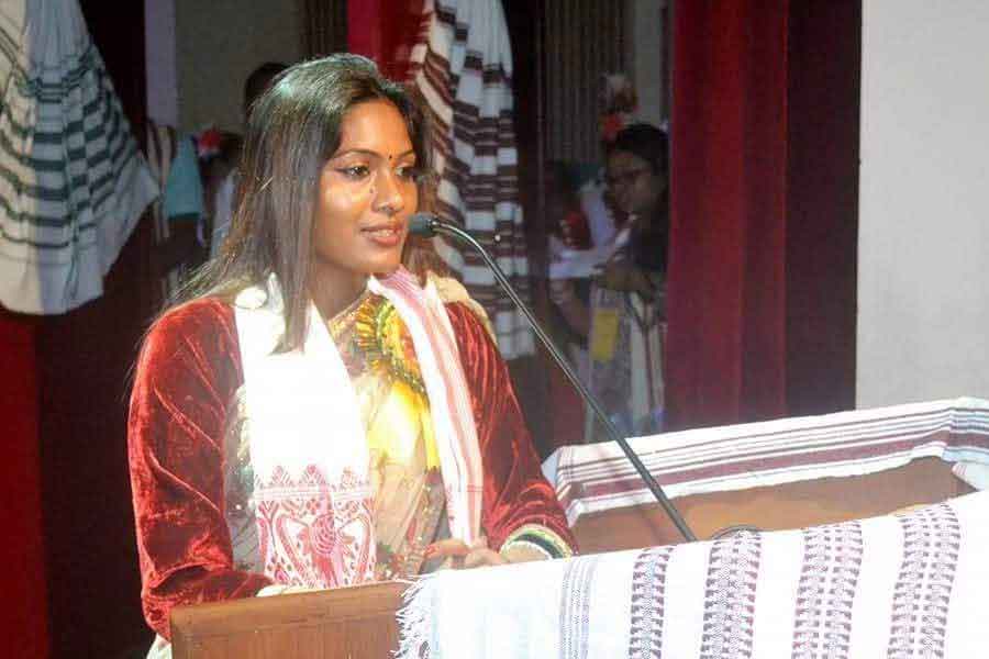 শিলিগুড়ি মহকুমা পরিষদের ৯ নম্বর ফাঁসিদেওয়া নির্বাচনী কেন্দ্র থেকে প্রতিদ্বন্দ্বিতা করেছিলেন রোমা। ভোটপ্রচারে নেমে আদিবাসী সম্প্রদায়ের মানুষকে এগিয়ে চলার বার্তা দিতেন। নির্বাচনের সময় রোমার বক্তব্য ছিল, ‘‘ভবিষ্যতে পিছিয়ে পড়া জনজাতির উন্নয়নকে লক্ষ্য রেখেই আমি কাজ করে যেতে চাই।’’