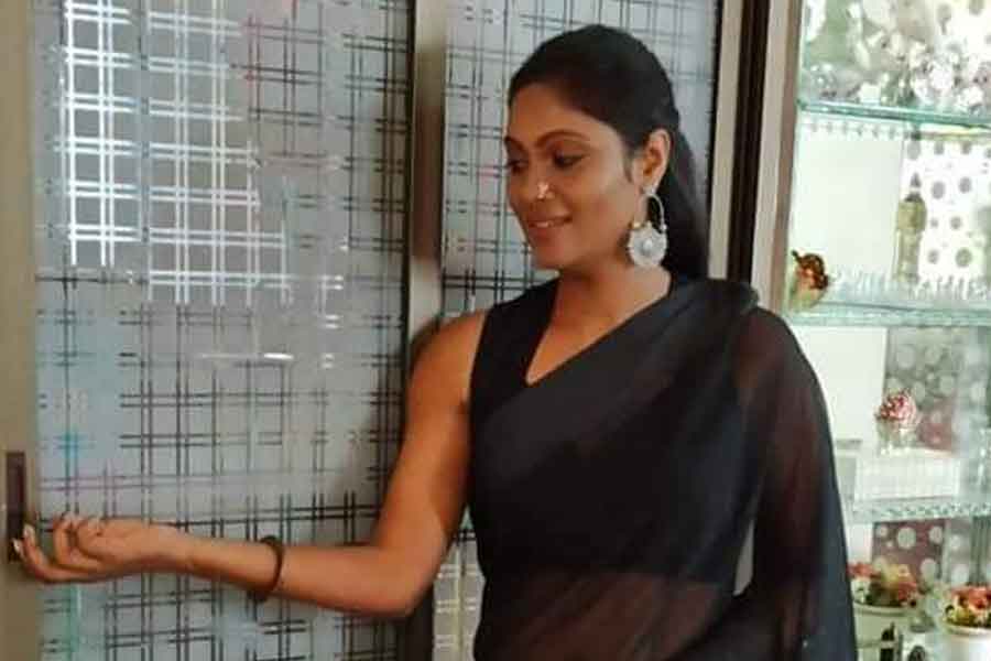 তৃণমূলের একাংশ বলে, রোমার উত্থান নাটকীয়। কেমন? ২০২২ সালের জুন মাস। আদিবাসী সম্প্রদায়ের প্রতিনিধি দ্রৌপদী মুর্মুকে রাষ্ট্রপতি পদপ্রার্থী করার পরিকল্পনা করে বিজেপি। সেই আলোচনার মধ্যেই আলোর বৃত্তে চলে আসেন রোমা। শিলিগুড়ি মহকুমার ত্রিস্তরীয় পঞ্চায়েত নির্বাচনে তৃণমূলের আদিবাসী প্রার্থী হন তিনি। তবে তাঁর আরও একটা পরিচয় রয়েছে। তিনি অভিনেত্রী। ওঁরাও জনজাতির তরুণী রোমার জনপ্রিয়তা কাজে লাগায় শাসকদল। 