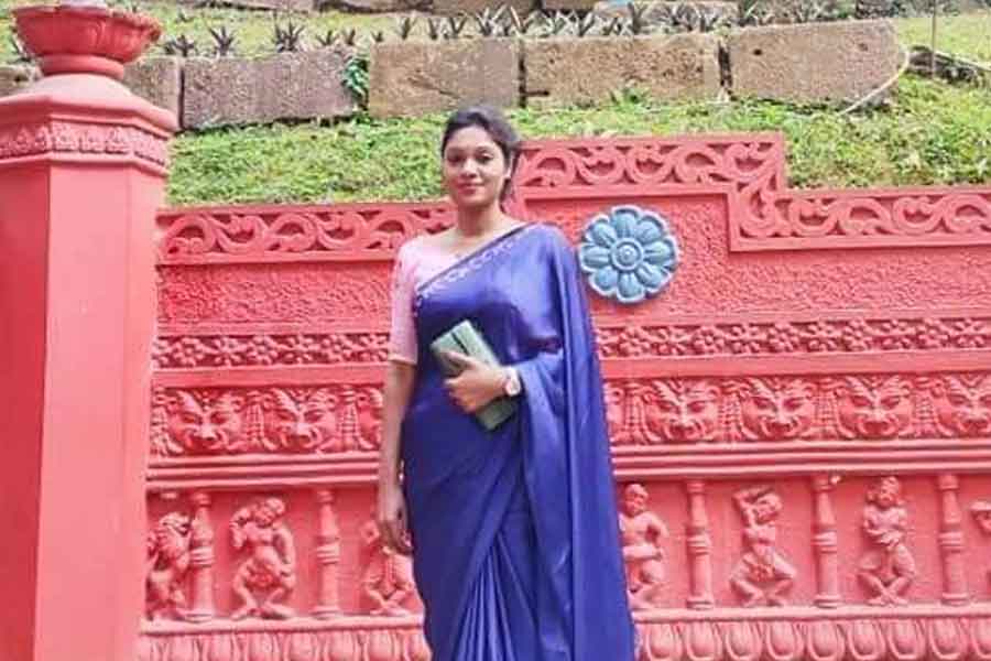 ক্ষমতা অনেক কিছুই পাল্টে দেয়। রোমার ক্ষেত্রেও কি তাই? আচমকা গাড়িতে নীলবাতি লাগাতে গেলেন কেন? রোমার দাবি, বুধবার পর্যন্ত তাঁর গাড়িতে নীলবাতি ছিল না। বৃহস্পতিবার তাঁর গাড়ির চালক নীলবাতি লাগিয়ে দেখেছিলেন, কেমন লাগে। তাঁর কথায়, ‘‘নীলবাতি লাগানো থাকলে প্রশাসনিক কাজের সুবিধা হবে। কাজের জন্য আমাকে বিভিন্ন জায়গায় যেতে হয়। রাস্তায় যানজট থাকলে জরুরি বৈঠকে পৌঁছতে দেরি হয়ে যায়। গাড়িতে লাগানো বোর্ড অনেক সময় ট্র্যাফিকের দায়িত্বে থাকা লোকজনের চোখে পড়ে না। তাই নীলবাতি থাকলে ভাল।’’