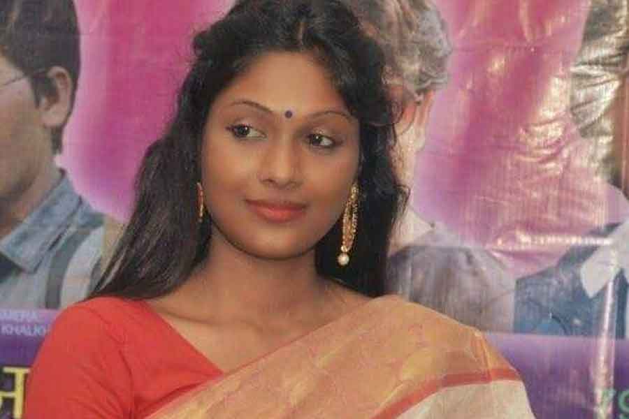 স্থানীয় তৃণমূল নেতৃত্বের একাংশ আবার রোমার এই গাড়িতে নীলবাতি লাগানোর বিরুদ্ধে। যদিও প্রকাশ্যে কেউ কিছু বলতে চান না। রোমার সঙ্গে এমনিতেই নিরাপত্তারক্ষী থাকেন। নামপ্রকাশে অনিচ্ছুক এক তৃণমূল নেতার কথায়, ‘‘আদিবাসীদের নিয়ে কাজ করে এসেছেন রোমা। কিন্তু এই নিরাপত্তারক্ষী নিয়ে ঘোরা, ‘অন্য রকম’ থাকা— এ সবের জন্য অচিরে নিজের ভাষাভাষী মানুষদের কাছ থেকে বেশ কিছুটা দূরত্ব তৈরি করে ফেলেছেন রোমা। পাশাপাশি এখন তো এসে গেল নীলবাতি বিতর্ক।’’