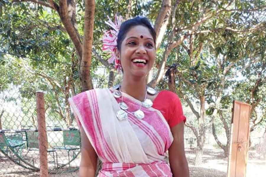 দীর্ঘ সময় ধরে শিলিগুড়ি মহকুমা পরিষদ ছিল বামেদের দখলে। সহকারী সভাধিপতির নীলবাতির গাড়ি চড়া নিয়ে বামেদের প্রাক্তন মহকুমা পরিষদের সভাধিপতি তাপসকুমার সরকার বলেন, ‘‘কলকাতা হাই কোর্টের স্পষ্ট নির্দেশিকা রয়েছে কারা নীলবাতি ব্যবহার করতে পারবেন, আর কারা লালবাতি লাগাতে পারবেন। আমি যখন সভাধিপতি হই, নির্দেশিকা দেখে তার পরই গাড়িতে আলো লাগিয়েছিলাম। মহকুমা পরিষদের শুধুমাত্র অতিরিক্ত কার্যনির্বাহী আধিকারিক (এইও) এবং সভাধিপতির গাড়িতে আলো লাগাবার নির্দেশ রয়েছে।’’ 