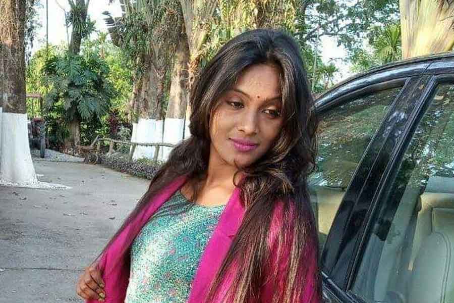 বিরোধীদের কটাক্ষ, ‘‘এটা তৃণমূলের চরিত্র। মানুষের সামনে এরা নিজেকে কেউকেটা হিসাবে তুলে ধরছেন। রোমাও তাঁদের মধ্যে এক জন।’’ তাঁদের বক্তব্য, এমন কোনও কারণ নেই যে মহকুমা পরিষদের সহকারী সভাধিপতিকে গাড়িতে নীল আলো ব্যবহার করতে হবে। উনি অত বড় নেত্রীও নন যে, আলাদা করে নিরাপত্তারক্ষী লাগবে। এটা আসলে আইনের অপমান। মহকুমা পরিষদের মানুষদের অপমান করা। কিন্তু এই বিতর্কের মধ্যে কি আর নীলবাতি লাগিয়ে রাখবেন গাড়িতে? মহকুমা পরিষদের সহকারী সভাধিপতির রোমার জবাব, ‘‘নীলবাতি লাগানোর নির্দেশিকা যদি সরকার থেকে পাওয়া যায়, তা হলে খুবই সুবিধে হয়।’’