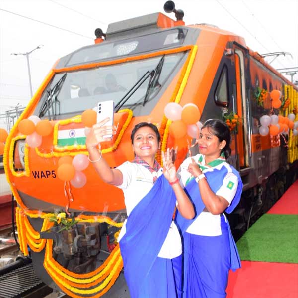 আরও এক সুপারফাস্ট এক্সপ্রেস ট্রেন পরিষেবা পেতে চলেছে দেশবাসী। দ্রুত গতিতে এক শহর থেকে অন্য শহরে যাত্রীদের পৌঁছে দেবে অমৃত ভারত এক্সপ্রেস। শনিবার অযোধ্যায় দাঁড়িয়ে দু’টি অমৃত ভারত এক্সপ্রেসের উদ্বোধন করেন প্রধানমন্ত্রী মোদী। 