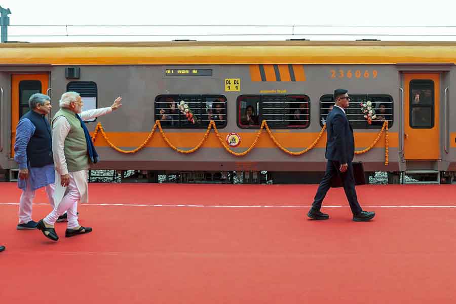 ট্রেনটি ঘণ্টায় ১৩০ কিলোমিটার পর্যন্ত গতিতে ছুটতে পারে। এতে যাতায়াত করতে পারবেন ১,৮৩৪ জন। 