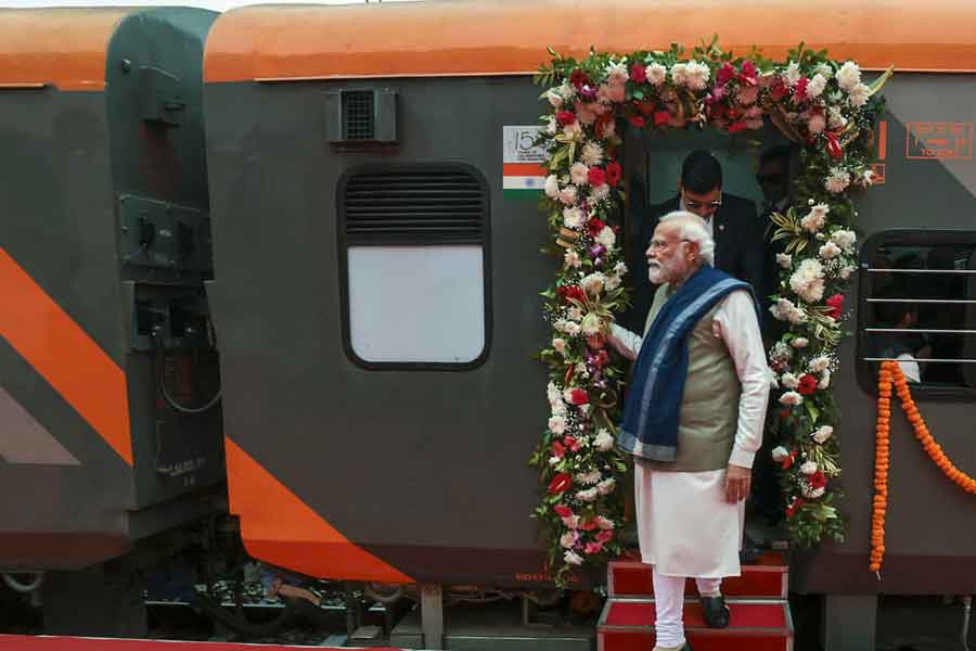 এর ফলে রুট বদলালে বা অন্য পথে গেলে ট্রেনটিতে নতুন করে ইঞ্জিন জুড়তে হবে না। বাঁচবে সময়। সে কারণে অনেক কম সময়ে গন্তব্যে পৌঁছে যাবে অমৃত ভারত এক্সপ্রেস।