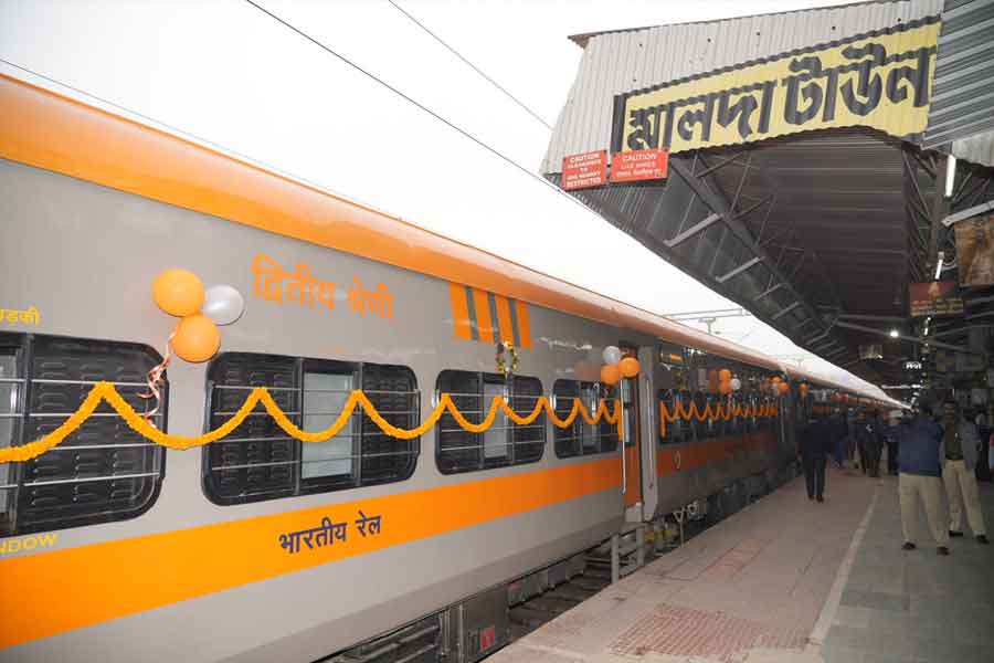 এই ট্রেন দিন-রাত চালানোর পরিকল্পনা রয়েছে। প্রয়োজনে খাবার দেওয়ার ব্যবস্থাও চালু করা হবে।