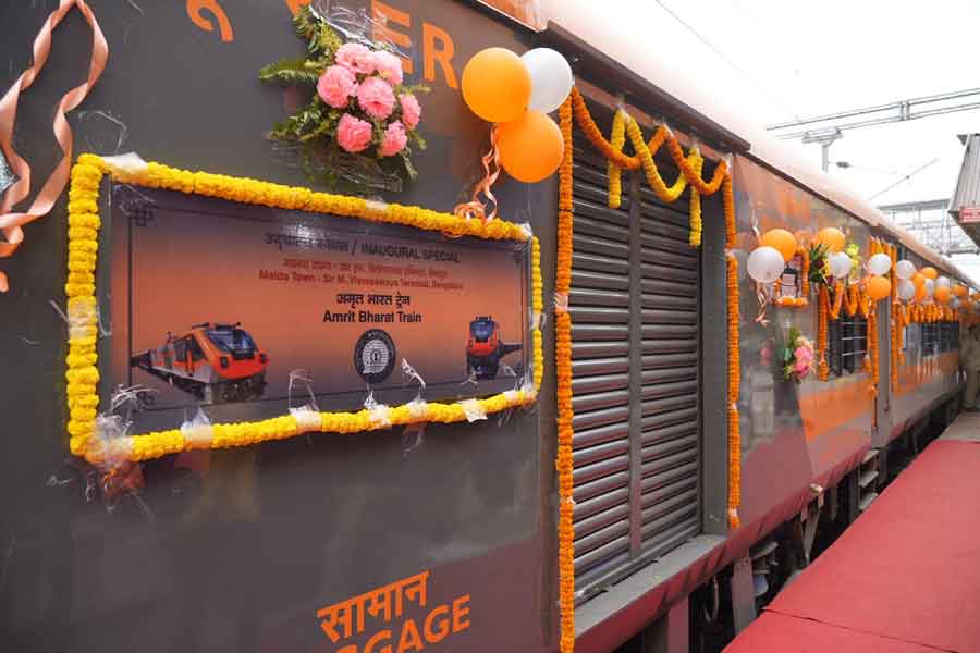 ট্রেনের কামরাগুলির মধ্যে নিরাপদে যাতায়াত এবং শব্দ, কম্পন কমাতে একটি সিল করা গ্যাংওয়ে রয়েছে। ট্রেনে বসে ঝাঁকুনিও অনুভব করতে হবে না তেমন। সে জন্য ‘জার্ক ফ্রি সেমি পার্মানেন্ট কাপলার’ রয়েছে।