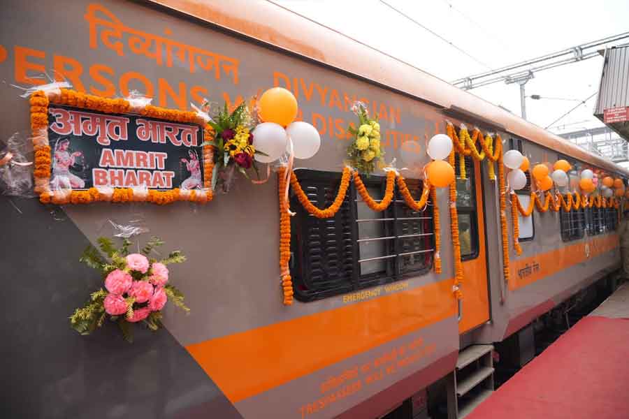 ট্রেনে যাত্রীদের জন্য আরও কিছু সুবিধা রাখা হয়েছে। খাওয়ার জন্য কামরায় রয়েছে ফোল্ডিং টেবল। খেয়ে টেবলটিকে ভাঁজ করে রাখা যাবে।