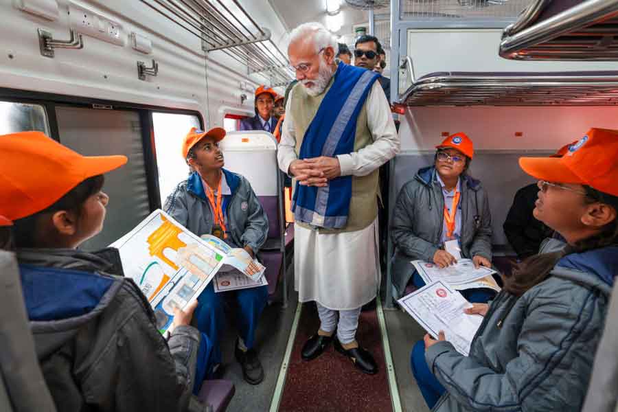 প্রত্যেক আসনের পাশে মোবাইল রেখে চার্জ দেওয়ার ব্যবস্থা থাকছে। আসনের পাশে জলের বোতল রাখার ব্যবস্থা থাকবে। প্রয়োজনে তা ভাঁজ করা যাবে। 