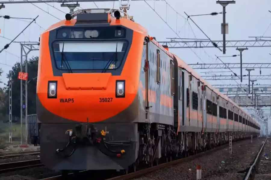 শুধু যাত্রী নয়, চালকদের স্বাচ্ছন্দ্যের খেয়ালও রাখা হয়েছে ট্রেনে। অমৃত ভারত এক্সপ্রেসের দু’দিকেই চালকের যে কেবিন রয়েছে, তা শীতাতপ নিয়ন্ত্রিত।