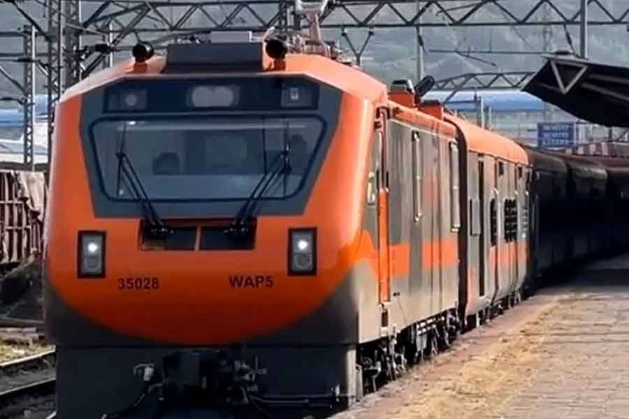 মালপত্র রাখার কামরায় থাকছে সিসি ক্যামেরা। গার্ড রুমেও থাকছে নজরদারির ব্যবস্থা। নিরাপদ ভ্রমণের জন্য ট্রেনের ভিতরেও থাকছে সিসি ক্যামেরা। যাত্রীসুরক্ষার জন্য ট্রেনের ইঞ্জিনে কবচ যন্ত্র লাগানো হয়েছে।  