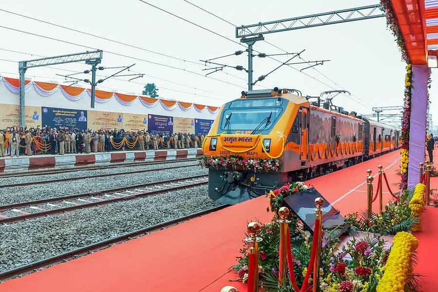 প্রবীণ বা শারীরিক ভাবে বিশেষ ভাবে সক্ষম ব্যক্তিরা যাতে ট্রেনে ওঠানামা করতে পারেন, সে জন্য ট্রেনের প্রবেশপথে র‌্যাম্প রাখার ব্যবস্থা রয়েছে।  