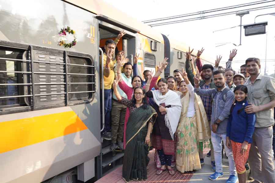 অমৃত ভারতের শৌচালয়েও রয়েছে বিশেষ ব্যবস্থা। সেখানে হাত দিয়ে জলের কল ঘোরাতে হবে না। পায়ে চাপ দিলেই পড়বে জল। এতে জলের অপচয়ও কমবে বলে মনে করছেন রেল কর্তৃপক্ষ।