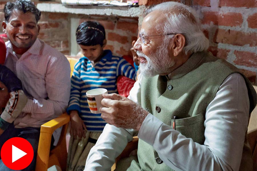 Prime Minister Narendra Modi interacts with Ayodhya family about tea