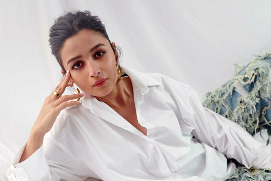 বলিপাড়া সূত্রে খবর, ‘ঠগস অফ হিন্দোস্তান’ ছবিতে সুরাইয়ার চরিত্রের জন্য প্রথমে আলিয়াকে পছন্দ করেছিলেন ছবিনির্মাতারা। কিন্তু অজানা কারণে আলিয়া সেই ছবিতে অভিনয়ের প্রস্তাব খারিজ করে দেন। আলিয়ার পরিবর্তে সুরাইয়ার চরিত্রে পরে অভিনয় করেন ক্যাটরিনা।