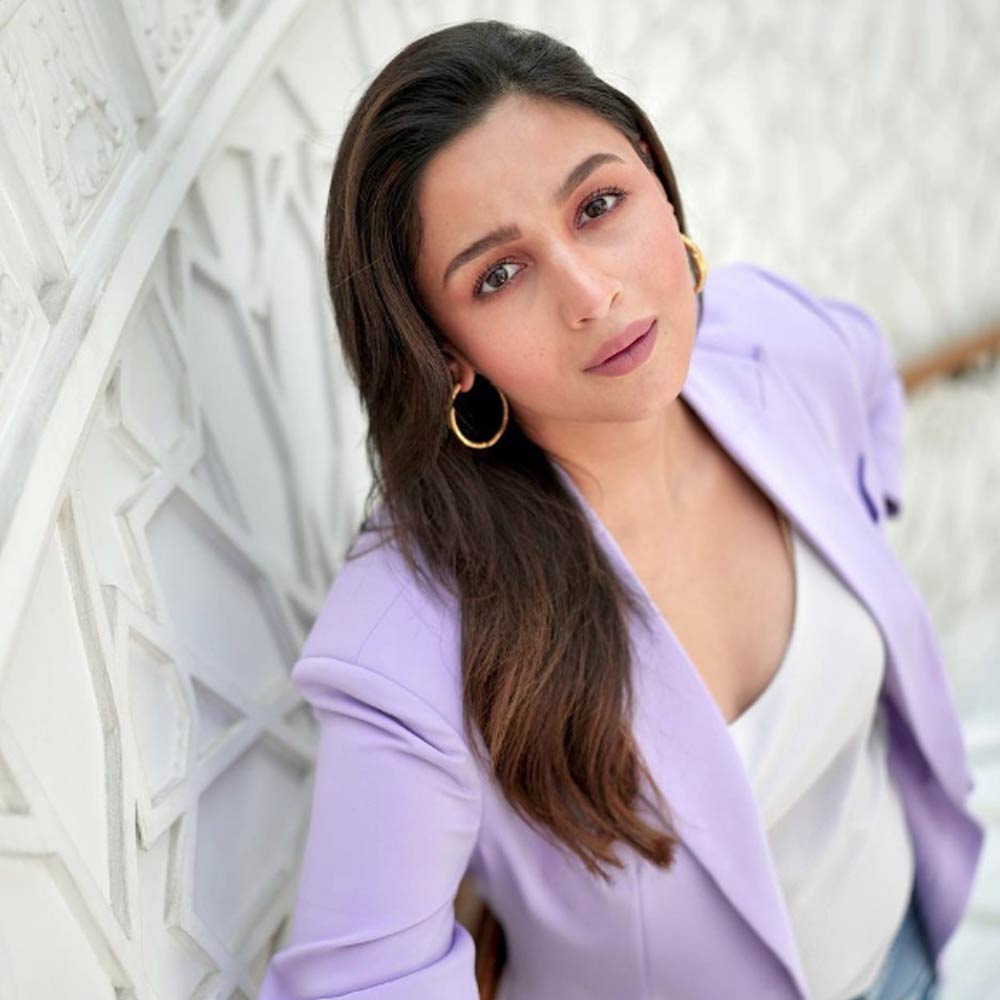 বলিপাড়া সূত্রে খবর, পরিণীতির পরিবর্তে আলিয়াকে ‘গোলমাল এগেইন’ ছবির জন্য প্রথমে পছন্দ করেছিলেন নির্মাতারা। কিন্তু এই ছবিতে অভিনয়ের প্রস্তাব খারিজ করেছিলেন তিনি।