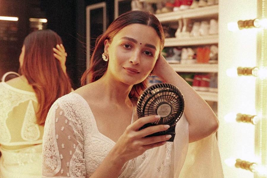 বলিপাড়া সূত্রে খবর, ‘রবতা’ ছবির জন্য আলিয়াকে প্রথম পছন্দ করেছিলেন নির্মাতারা। কিন্তু সে সময় অন্য ছবির কাছে ব্যস্ত ছিলেন অভিনেত্রী।