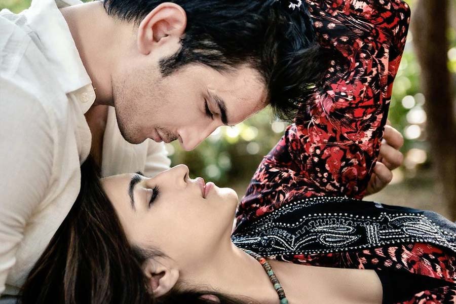 শুটিংয়ের জন্য সময় বার করতে না পারার কারণে ‘রবতা’ ছবির প্রস্তাব খারিজ করে দেন আলিয়া। আলিয়ার পরিবর্তে সুশান্তের বিপরীতে এই ছবিতে জুটি বেঁধে অভিনয় করেন কৃতি।