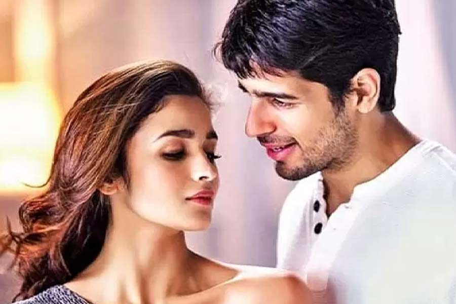 বলিপাড়ায় কানাঘুষো শোনা যায় যে আলিয়ার সঙ্গে বলি অভিনেতা সিদ্ধার্থ মলহোত্র সম্পর্কে জড়িয়েছিলেন। ‘স্টুডেন্ট অফ দ্য ইয়ার’ ছবিতে দুই তারকার অভিনয় দেখার পর দর্শকের মনেও ধরেছিল এই জুটি।