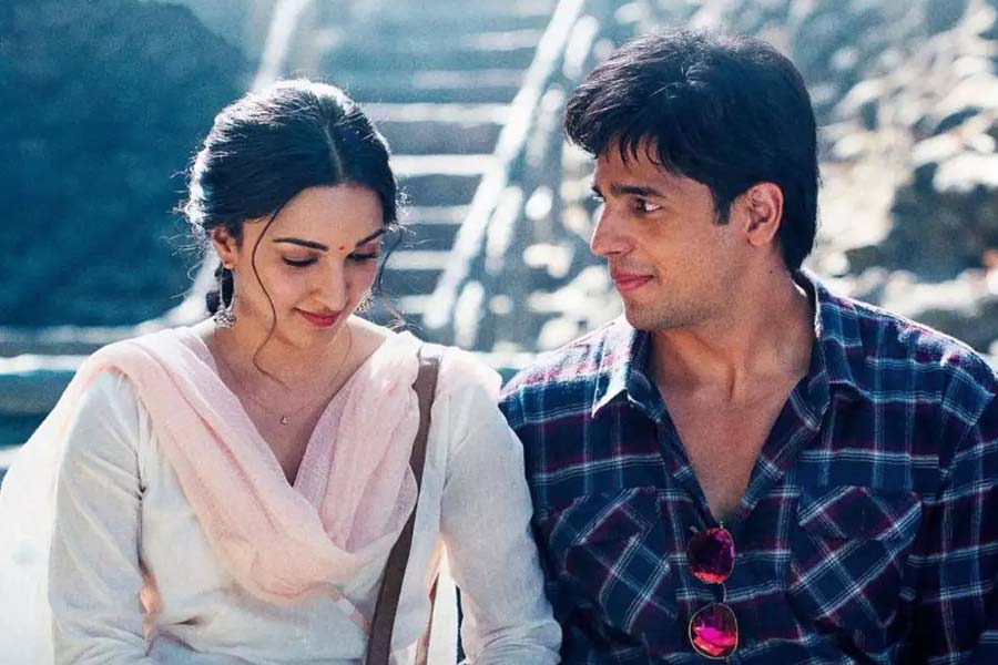 বলিপাড়া সূত্রে খবর, ‘শেরশাহ’ ছবিতে সিদ্ধার্থের বিপরীতে অভিনয়ের কথা ছিল আলিয়ার। কিন্তু এই ছবির শুটিংয়ের জন্য সময় বার করতে পারেননি অভিনেত্রী।