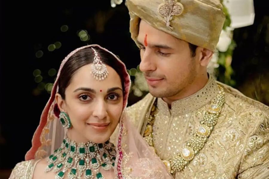 বলিপাড়ায় কানাঘুষো শোনা যায়, ‘শেরশাহ’ ছবির শুটিংয়ের সেট থেকেই সিদ্ধার্থ এবং কিয়ারার প্রেম দানা বাঁধে। চলতি বছরের ৭ ফেব্রুয়ারি সাতপাকে বাঁধা পড়েন দুই তারকা।