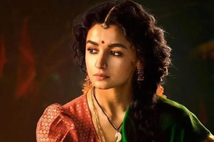 ‘আরআরআর’ ছবির মাধ্যমে দক্ষিণী ফিল্মজগতে পা রাখেন আলিয়া। তবে ‘আরআরআর’ ছবিতে অভিনয়ের আগে অন্য একটি দক্ষিণী ছবিতে অভিনয়ের সুযোগ পেয়েছিলেন অভিনেত্রী। কিন্তু সেই ছবিতে অভিনয়ের প্রস্তাব খারিজ করেছিলেন তিনি।