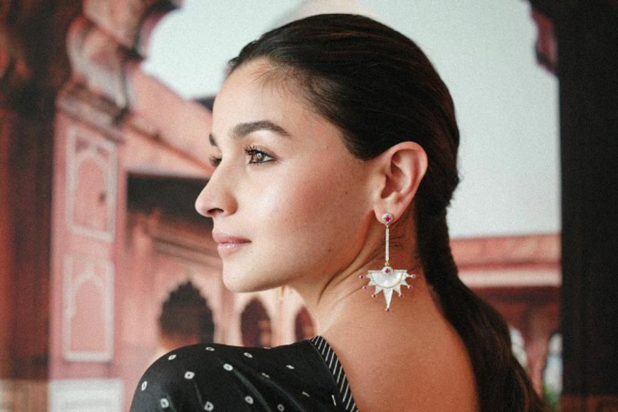 বলিপাড়ায় কানাঘুষো শোনা যায় যে ‘সাহো’ ছবিতে অমৃতা চরিত্রকে খুব কম সময়ের জন্য দেখানো হয়েছে বলে মনে করেছিলেন আলিয়া। এত কম সময়ে অভিনয়ের কোনও সুযোগ পাবেন না বলে এই ছবির প্রস্তাব খারিজ করেন অভিনেত্রী।