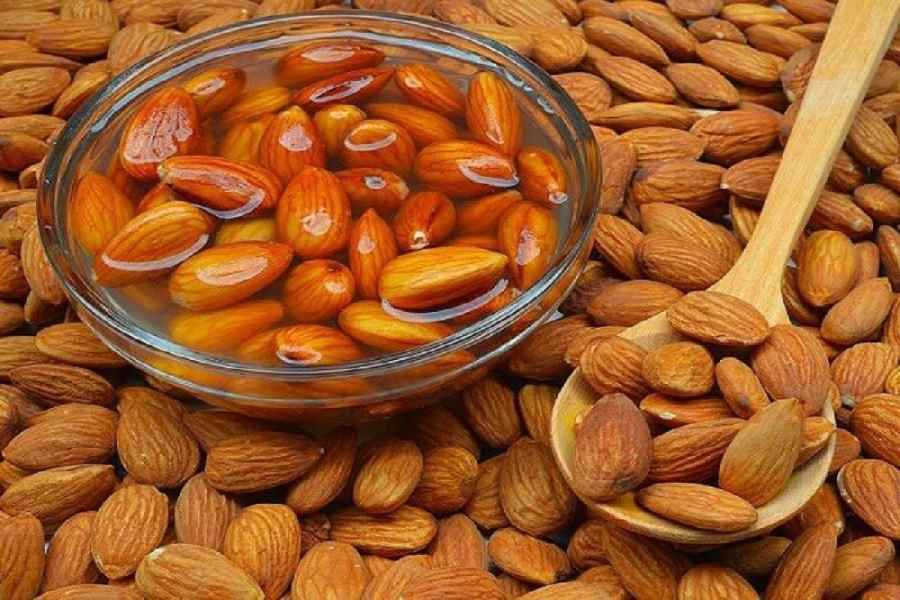 Amazing health benefits of eating soaked almonds daily