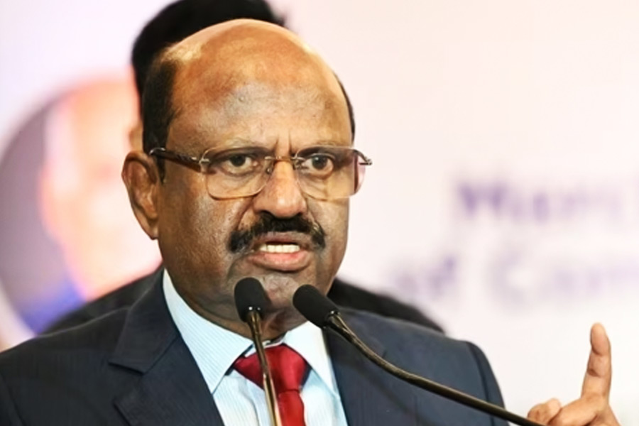 রাজ্যপাল সিভি আনন্দ বোসের প্রধান সচিব ছিলেন। বিস্তর বিতর্কের পরে সেই পদ থেকে তাঁকে সরিয়ে দেওয়া হয়। এ বার তিনি পশ্চিমবঙ্গের স্বরাষ্ট্রসচিব হলেন। 