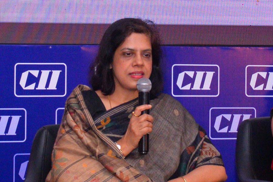 রাজ্য প্রশাসন সূত্রে খবর, নন্দিনীর ‘উত্থান-পতন’ বরাবরই শিরোনামে থেকেছে। এ বারও তাই হল। রাজ্যপালের সচিব থেকে পর্যটন সচিব। সেখান থেকে রাজ্য প্রশাসনের দ্বিতীয় সর্বোচ্চ পদে এখন নন্দিনী। কিন্তু কে এই নন্দিনী? 