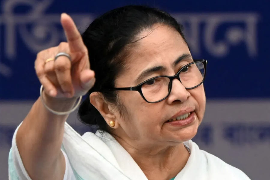 প্রশাসন সূত্রে খবর, ২০১২ সালে একটি ঘটনায় মুখ্যমন্ত্রীর রোষের মুখে পড়েন নন্দিনী। তখন বারাসতে যাত্রা উৎসব চলাকালীন নন্দিনীর কাছে খবর আসে, তাঁর মেয়ে অসুস্থ। উৎসব মঞ্চেই মমতাকে জানান, পরের দিন পানাগড়ে মাটি উৎসবে তিনি যেতে পারবেন না। 