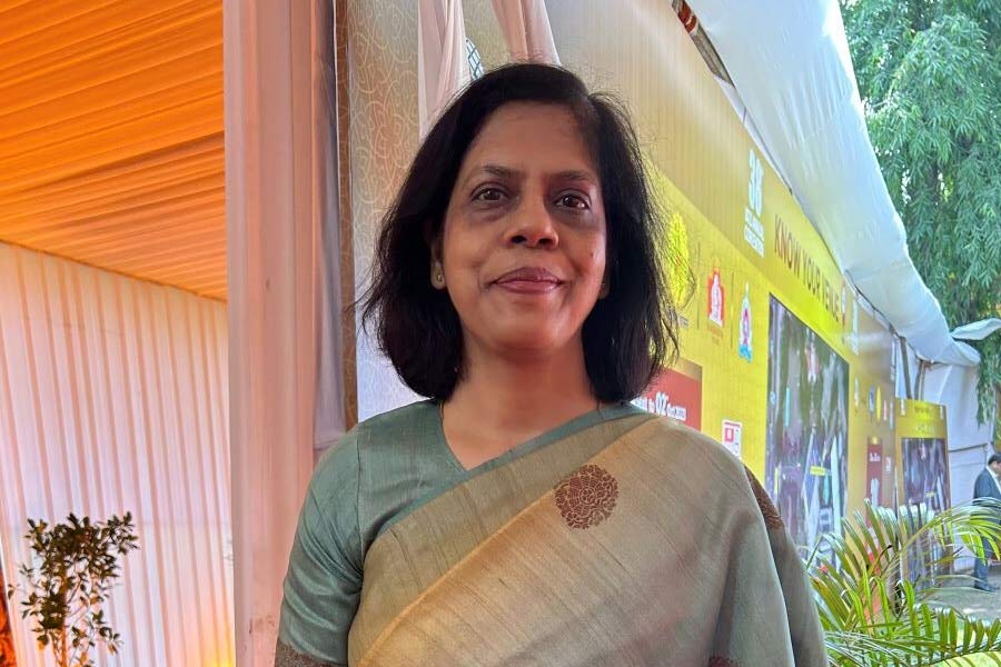 ওই বদলির আট-ন’মাস পরে আবার সচিব পদে উত্থান হয় নন্দিনীর। তাঁকে সুন্দরবন বিষয়ক সচিব করা হয়। রাজ্য সরকারের কাছাকাছি আসতে শুরু করেন ওই আইএএস অফিসার। তবে ওই দফতরে গিয়েও বিতর্কে জড়িয়ে পড়েন তিনি। 