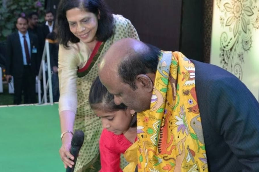 নন্দিনীর ওই কাজে ক্ষুব্ধ হন বোসও। গত ১৯ ফেব্রুয়ারি রাজ্যপাল তাঁকে পদ থেকে সরিয়ে দেন। রাজভবন থেকে বেরিয়ে আবার পর্যটন দফতরে ফিরে যান নন্দিনী। 