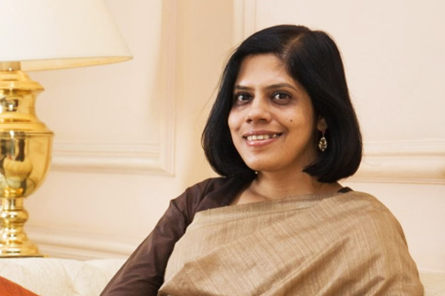 রবিবার সেখান থেকে নবান্নে সরকারের শীর্ষস্থানীয় আমলাদের মধ্যে জায়গা করে নিলেন নন্দিনী। স্বরাষ্ট্রসচিব নন্দিনী। যা দেখে অনেকেই বলছেন, নন্দিনীর উত্থান-পতন সত্যিই শিরোনাম।