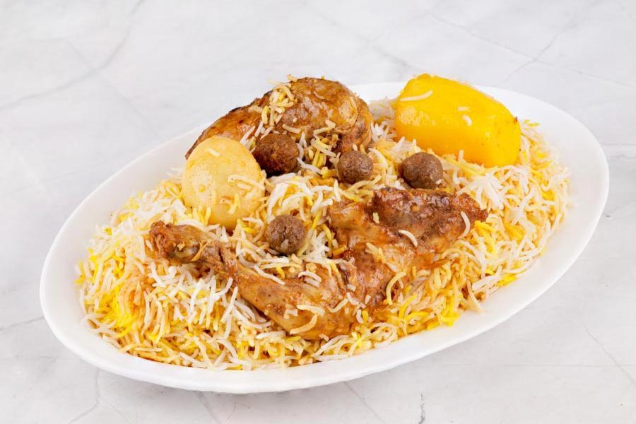 ইচ্ছে থাকলেও নিজেদের সংসার হয়নি এখনও। তাই ‘বাউন্ডুলে’ নাম ঘুচিয়ে ব্যবসায়ীর তকমা পেতে চান ওঁরা চার জন। অনেক স্বপ্ন নিয়ে নতুন বছরে চার বন্ধু মিলে খুলেছেন রেস্তরাঁ। নাম দিয়েছেন ‘ব্যাচেলর বিরিয়ানি’। 