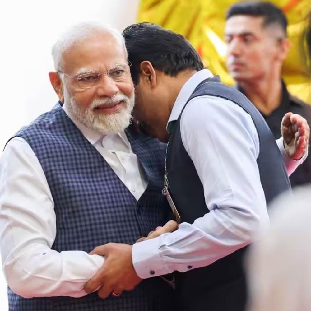 মোদীর সেরা ২৩টি মুহূর্তের প্রথমেই স্থান পেয়েছে চন্দ্রযান-৩। চাঁদের মাটিতে ভারতের সাফল্যের মাহেন্দ্রক্ষণ। ইসরোর দফতরে সেই সময় উপস্থিত হয়েছিলেন মোদী। চাঁদের মাটিতে বিক্রমের সফল অবতরণের পর জড়িয়ে ধরেছিলেন ইসরোর চেয়ারম্যান এস সোমানাথকে। তৈরি হয়েছিল আবেগঘন মুহূর্ত।