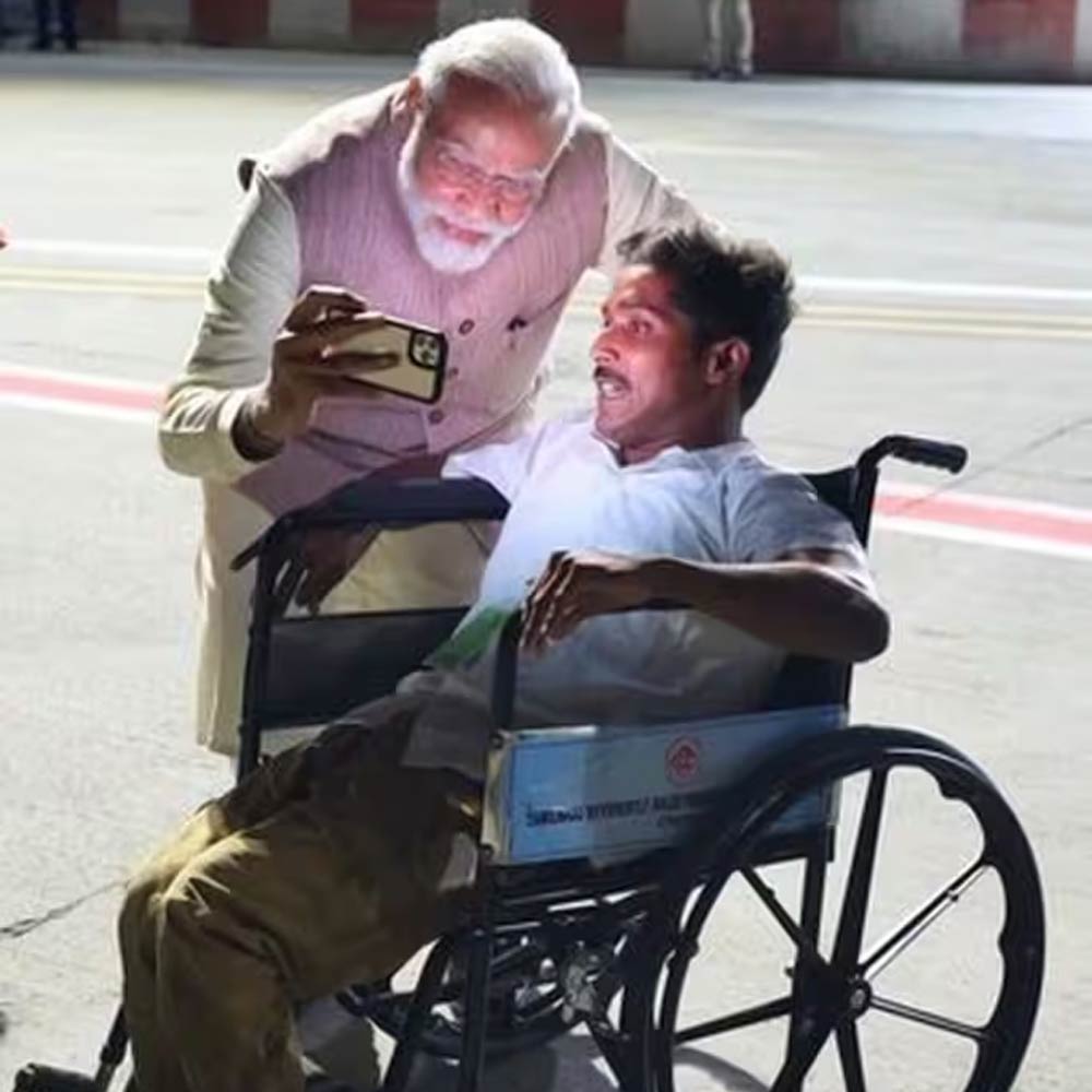 এই ছবিটি তোলা হয়েছিল চেন্নাইয়ে। হুইলচেয়ারে বসা বিশেষ ভাবে সক্ষম ওই যুবক বিজেপির এক কার্যকর্তা। তাঁর সঙ্গে আলাপ হওয়ার পরই তাঁকে নিয়ে নিজস্বী তোলেন প্রধানমন্ত্রী। 