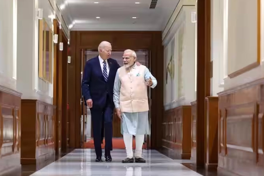 আরও একটি স্মরণীয় মুহূর্তের সাক্ষী ৭, লোক কল্যাণ মার্গ। প্রধানমন্ত্রীর বাসভবনে এসেছিলেন আমেরিকার প্রেসিডেন্ট জো বাইডেন। ছবিতে মোদীর কাঁধে পরম বন্ধুর মতো হাত রেখে হাঁটতে হাঁটতে এগিয়ে আসছেন আমেরিকার প্রেসিডেন্ট।  