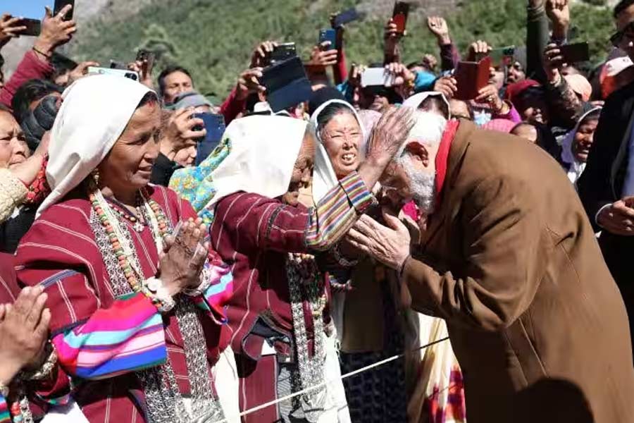 মাস কয়েক আগেই উত্তরাখণ্ড সফরে গিয়েছিলেন প্রধানমন্ত্রী। সেই সময়েই যান পিথোরাগড়েও। মূলত পর্যটনের উন্নতিকল্পেই সফর। তবে মোদী সেখানে গিয়ে দেখা করেন স্থানীয় সম্প্রদায়ের সঙ্গেও। মোদীকে দেখে এগিয়ে এসে তাঁর মাথায় দু’হাত রেখে আশীর্বাদ করেন এক প্রবীণ আদিবাসী রমণী। মোদীও তাঁকে প্রতিনমস্কার জানান।