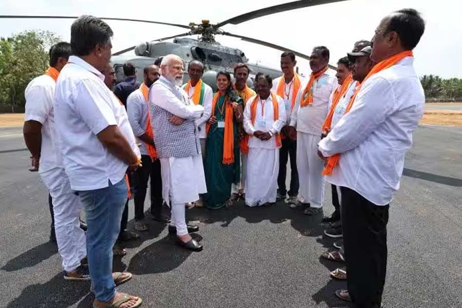 কর্নাটকে বিধানসভা ভোট ছিল ২০২৩ সালে। ভোটে কংগ্রেসের কাছে হারে বিজেপি। ছবিটি সেই কর্নাটকেই তোলা। তবে তখনও ভোটের প্রচার চলছে। হেলিকপ্টারে ওঠার আগে কন্নর বিজেপি নেতাদের সঙ্গে আলাপচারিতা সেরে নিলেন মোদী। 