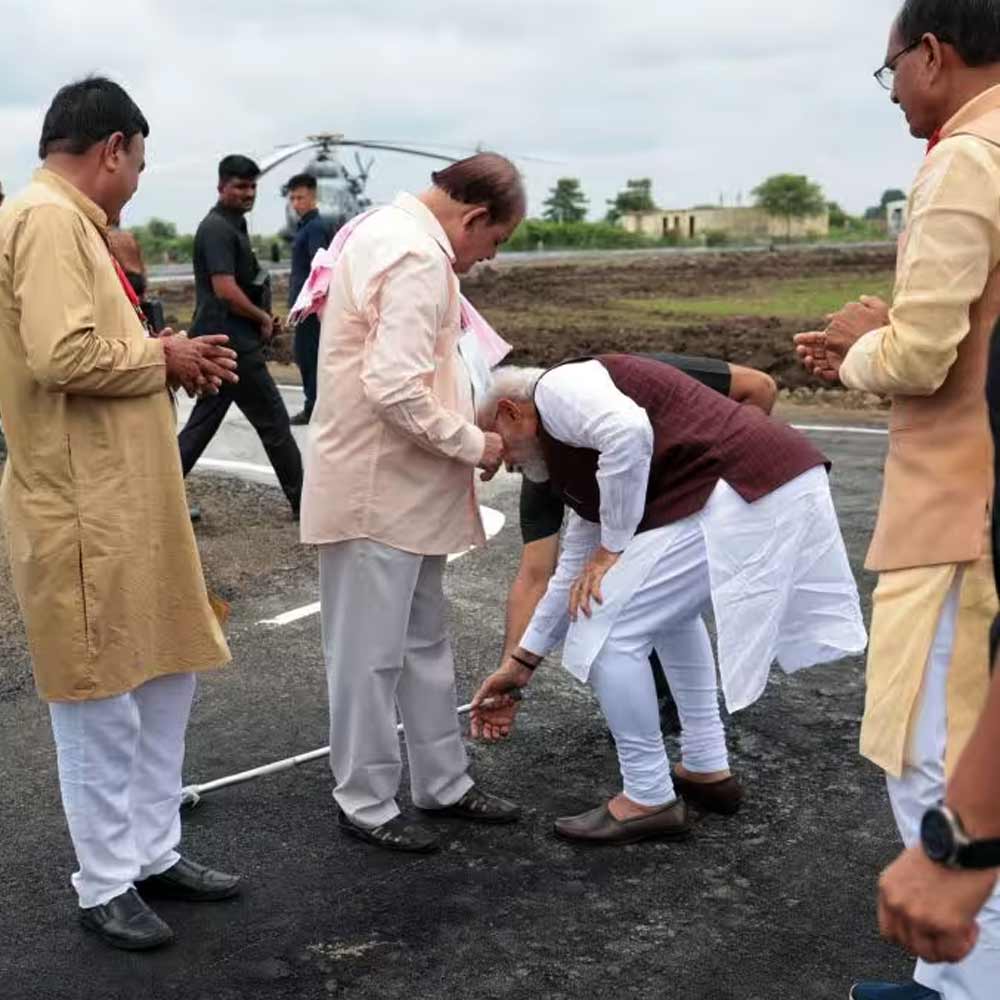 মধ্যপ্রদেশের প্রবীণ বিজেপি নেতা দেখা করতে এসেছিলেন মোদীর সঙ্গে। হাত থেকে পড়ে গেল লাঠিটি। তাঁকে ঝুঁকতে না দিয়ে এগিয়ে গেলেন মোদী। নিজেই নীচু হয়ে রাস্তা থেকে তুলে দিলেন বিজেপি নেতার হাতে।