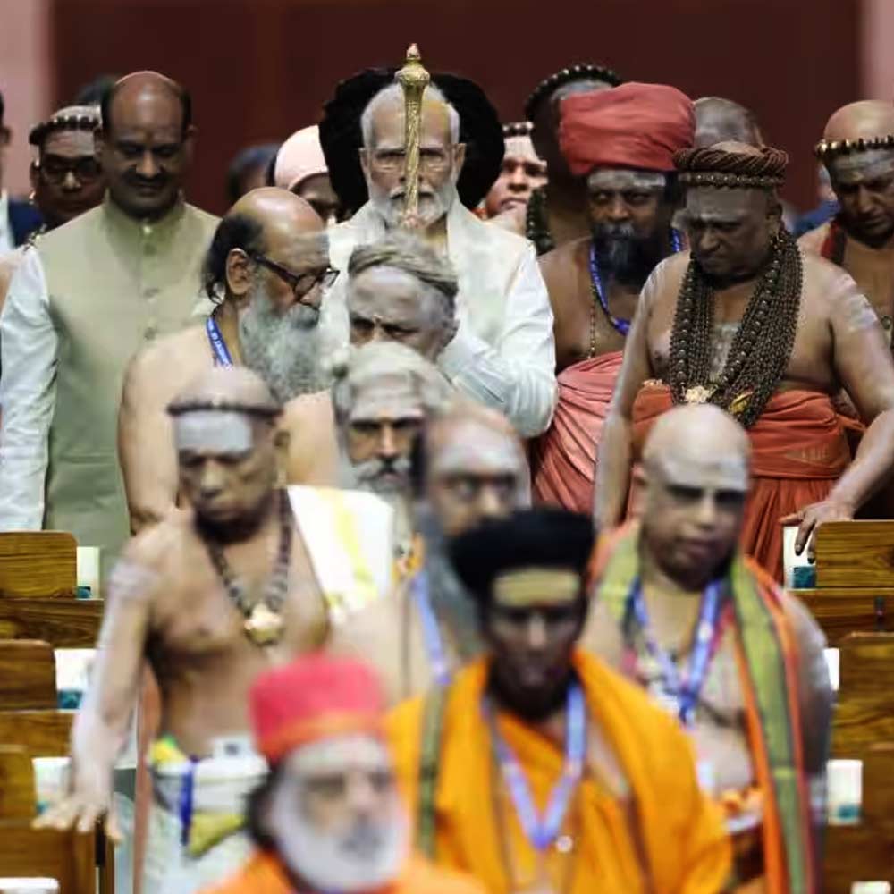 আজিম ও শান শেহেনশা! নতুন সংসদ ভবনে প্রবেশ মোদীর। হাতে পবিত্র রাজদণ্ড। সঙ্গে পূজারীদের ঢল। 