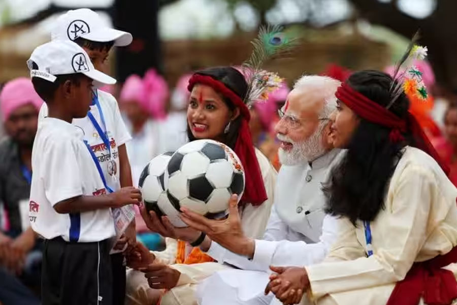 খেলা হবে? মধ্যপ্রদেশের পাকারিয়া গ্রামে গিয়ে স্কুলের পড়ুয়াদের হাতে ফুটবল তুলে দিচ্ছেন প্রধানমন্ত্রী।