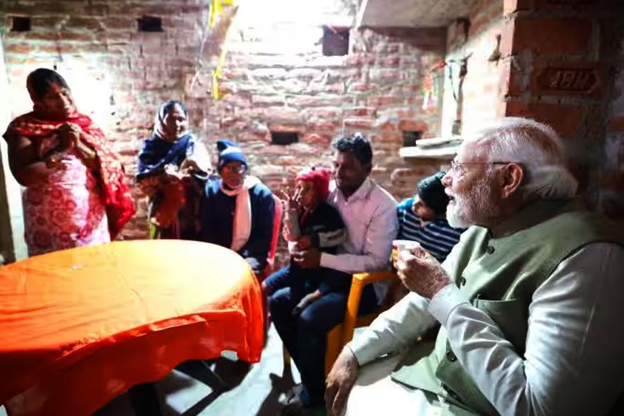 অযোধ্যায় মোদী। প্রধানমন্ত্রী উজ্জ্বলা রান্নার গ্যাস প্রকল্পের এক সুবিধাপ্রাপ্তার বাড়িতে চা খাচ্ছেন। 