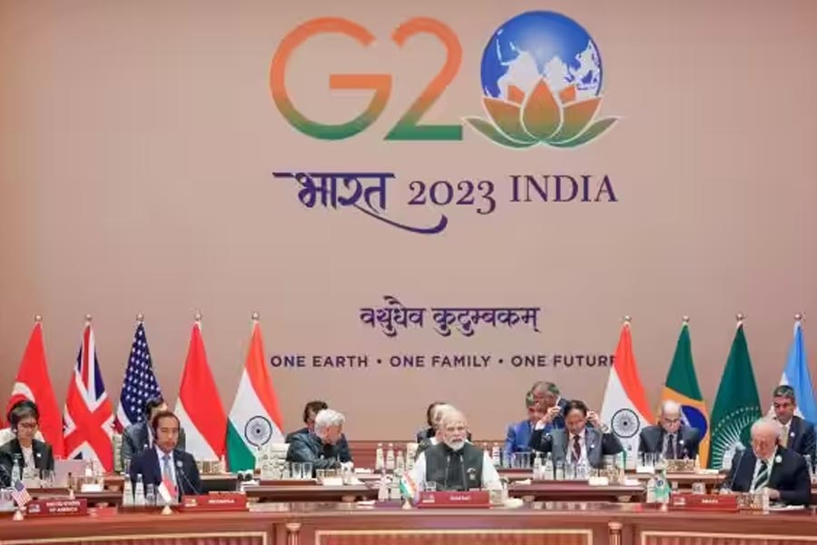 অতিথি দেবোভব। ভারতে আয়োজিত জি-২০ সম্মেলনে আমন্ত্রিত বিদেশ থেকে আসা অতিথি রাষ্ট্রপ্রধানদের সঙ্গে প্রধানমন্ত্রী। 